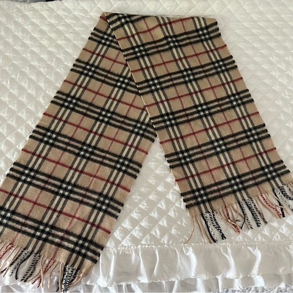 Burberry scarf, mint condition. Worn once. - Picture 1 of 3